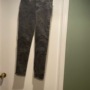 Levi splatter looking skinny ankle jeans